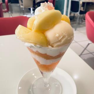 桃パフェ(タカノフルーツパーラー 池袋東武店)