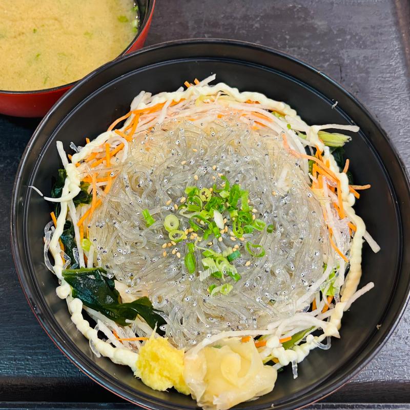 生しらす丼(しらす問屋とびっちょ Terrace Mall 湘南店)