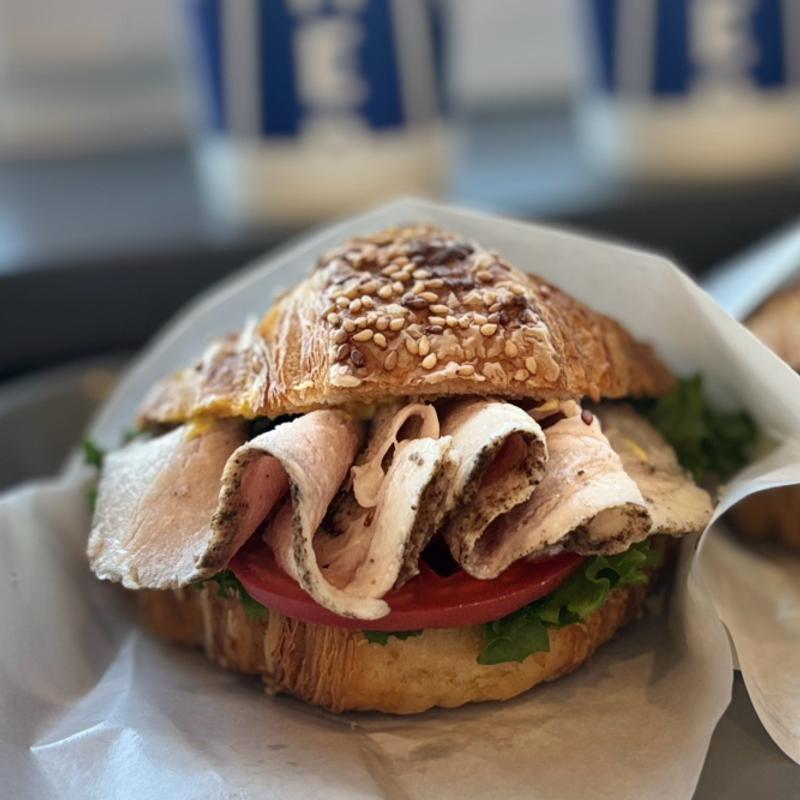 プレッツェルクロワッサンサンド　白馬豚(TheCity Bakery 白馬マウンテンハーバー)