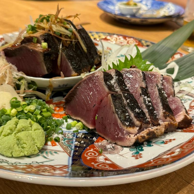 土佐名物鰹の藁焼き 塩・タレ盛り合わせ(藁と瓶 赤星カツヲ)