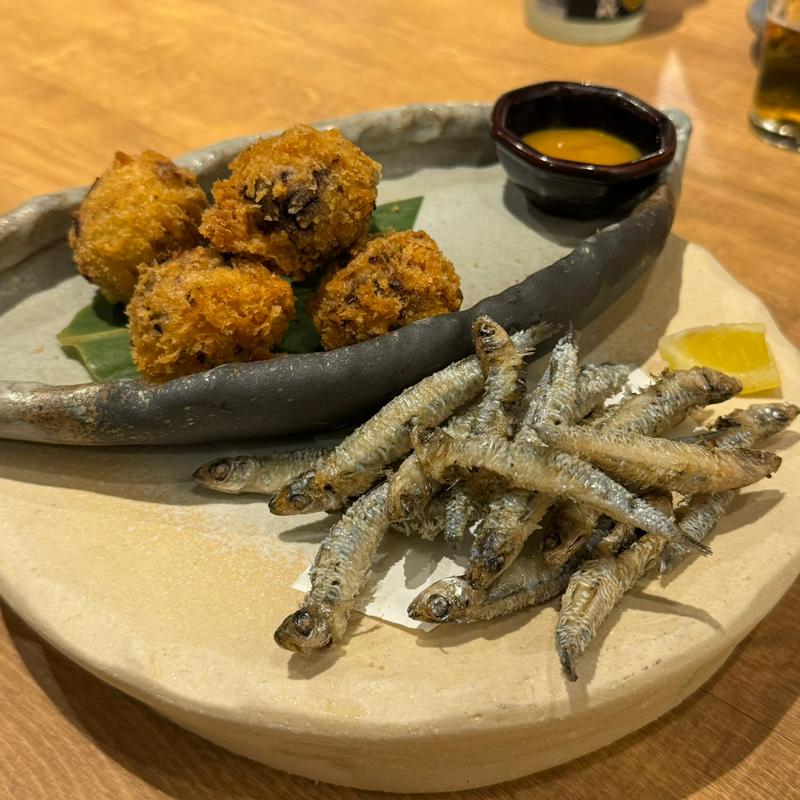 鰹コロッケととんごろいわし唐揚げ(藁と瓶 赤星カツヲ)