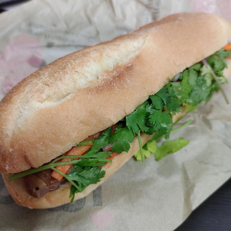 豚焼き肉と揚げ卵のバインミーサンドイッチ(BANH MI STAR SHIBUYA by Nha Viet Nam)