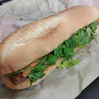 豚焼き肉と揚げ卵のバインミーサンドイッチ(BANH MI STAR SHIBUYA by Nha Viet Nam)