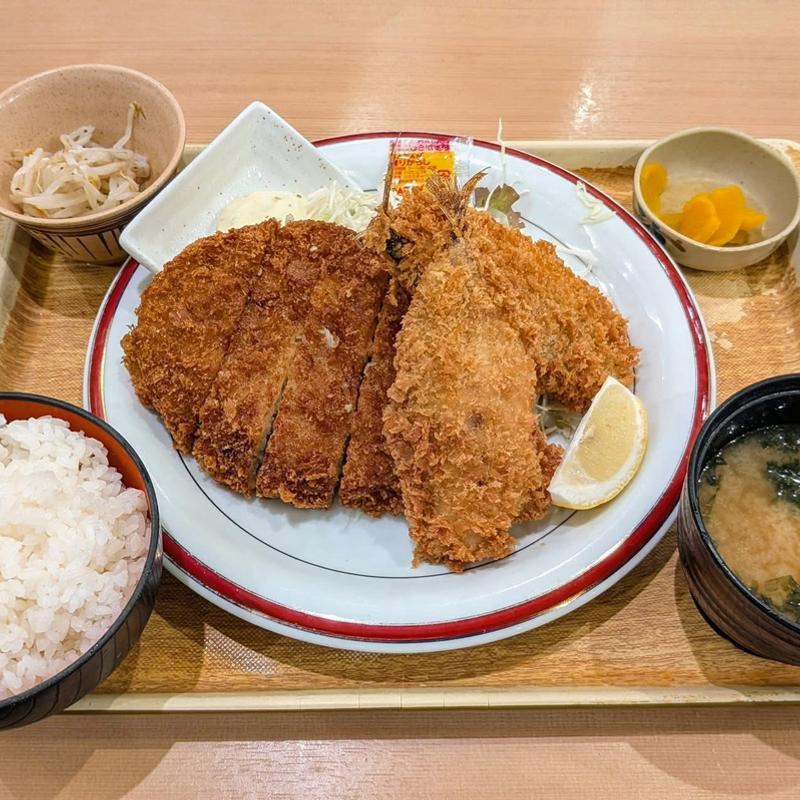 あじフライ まぐろメンチカツ定食(築地食堂 源ちゃん 新宿御苑店)