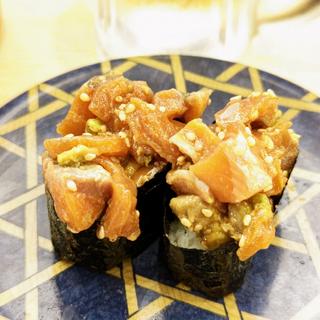 アボカド入りサーモンポキ軍艦(平禄寿司 横浜中伊勢佐木町店)