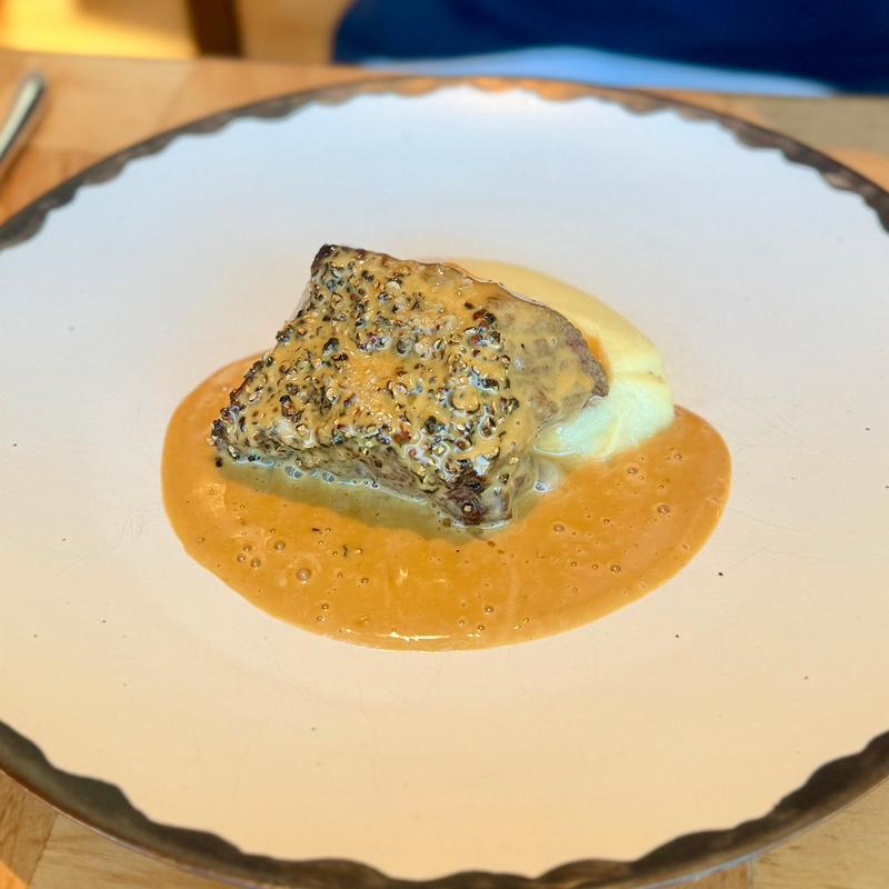 ペッパーステーキ (120 gr.) ビーフサーロイン 黒胡椒 コニャックソース マッシュポテト(ザ タヴァン グリル＆ラウンジ)