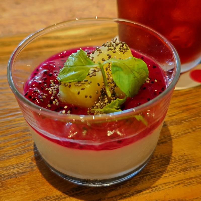 自家製ココナッツプリン  南国果実&チアシード(カフェ レクセル CIAL鎌倉店)