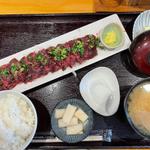 トロクジラ定食(板に鯛 （イタニタイ）)