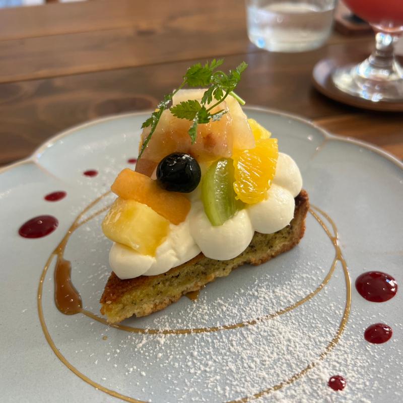 レアチーズクリームと彩りフルーツのタルト(Cafe 2u)