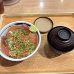 まぐろ胡麻醤油丼