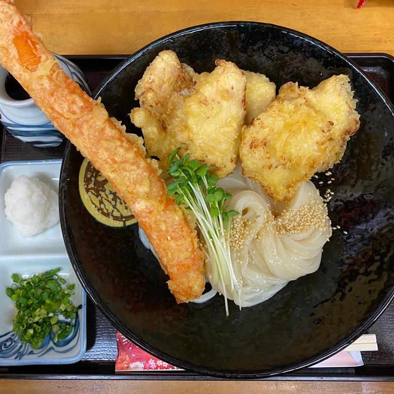 鶏天ぶっかけ&ジャンボカニカマ天(手打ちうどん 紅屋)