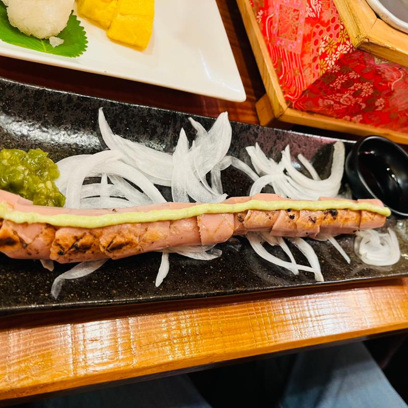 フィッシュソーセージ板わさ風(藁焼き炉端 海風土)