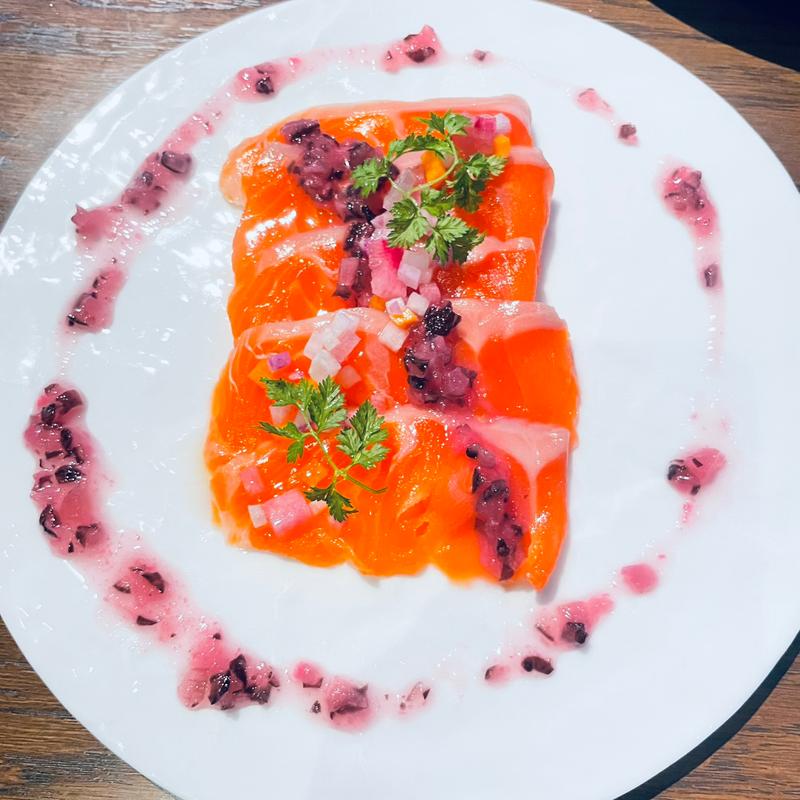 信州サーモンの薄造り  〜煎り酒としば漬けのソース〜(和ダイニングくらすわ)