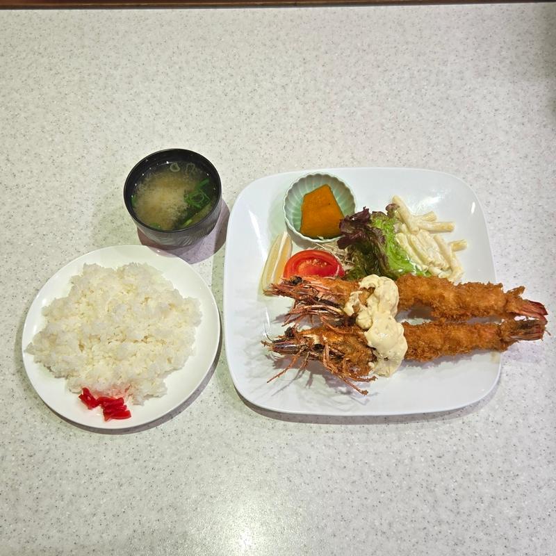 特製エビフライセット
(特大エビフライ2尾･ライス･サラダ･みそ汁･一品)(喫茶オリノ )