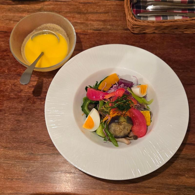 緑黄色野菜のこだわりサラダ 自家製林檎ドレッシング ハーフ(Sakura grill)