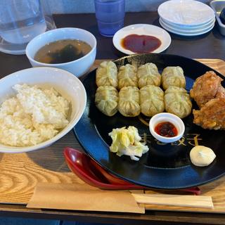 しそまる8カラ定食(餃子8個、唐揚げ2個、ご飯、スープ、食べるラー油、漬物)