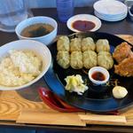 しそまる8カラ定食(餃子8個、唐揚げ2個、ご飯、スープ、食べるラー油、漬物)(金まる餃子)