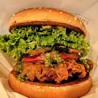 国産夏野菜のバジルチキンバーガー(フレッシュネスバーガー山下)