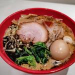 黒みそ豚骨＋味玉