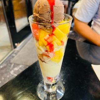 フルーツとチョコレートのパフェ