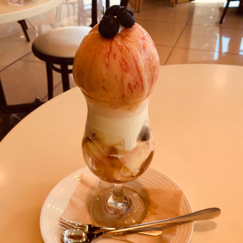 まるごと桃パフェ(フルーツピークス いわき泉店 （【旧店名】ルヴェルジェ）)