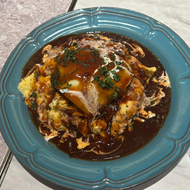 ハンバーグオムライス チーズトッピング(フレンチ酒場GOLD京都ポルタ店)