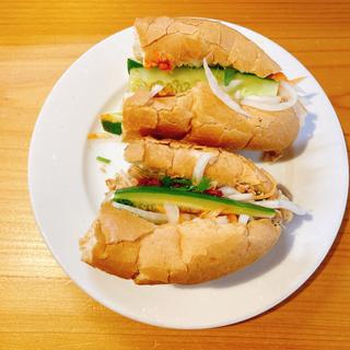ベトナムパン（フランスソフトバケット）のサンドイッチ「バイン・ミー」