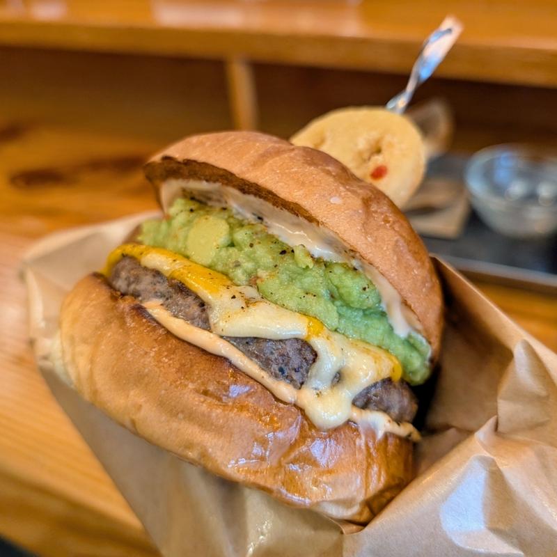 ワカモレチーズバーガー(THE BURGER STAND MAVERICK (ザバーガースタンドマーベリック))