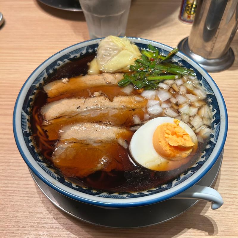 黒ワンタンラーメン玉ねぎトッピング(大曽根中華そば はじめ)