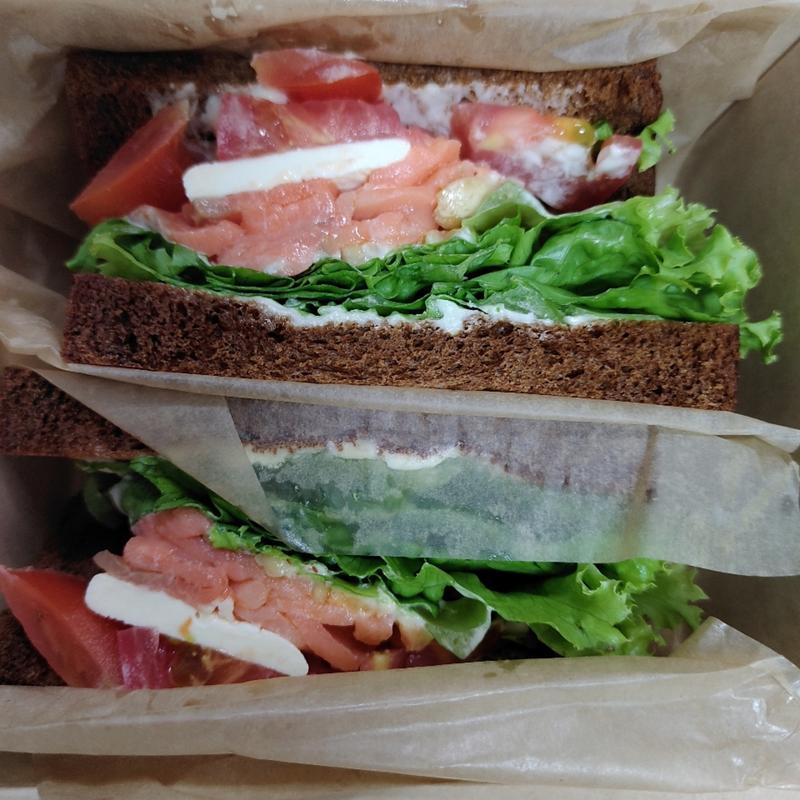 サーモンクリームチーズサンド(F&P Smoothie Cafe 青山店)