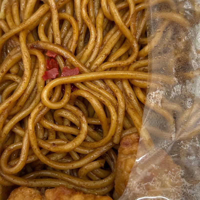 ピリ辛焼きそばザンギ入り(セイコーマート ほくほく札幌ビル店)