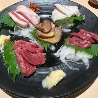 馬刺し五種盛り(牛タン・馬肉酒場 うま囲 高崎駅前店)