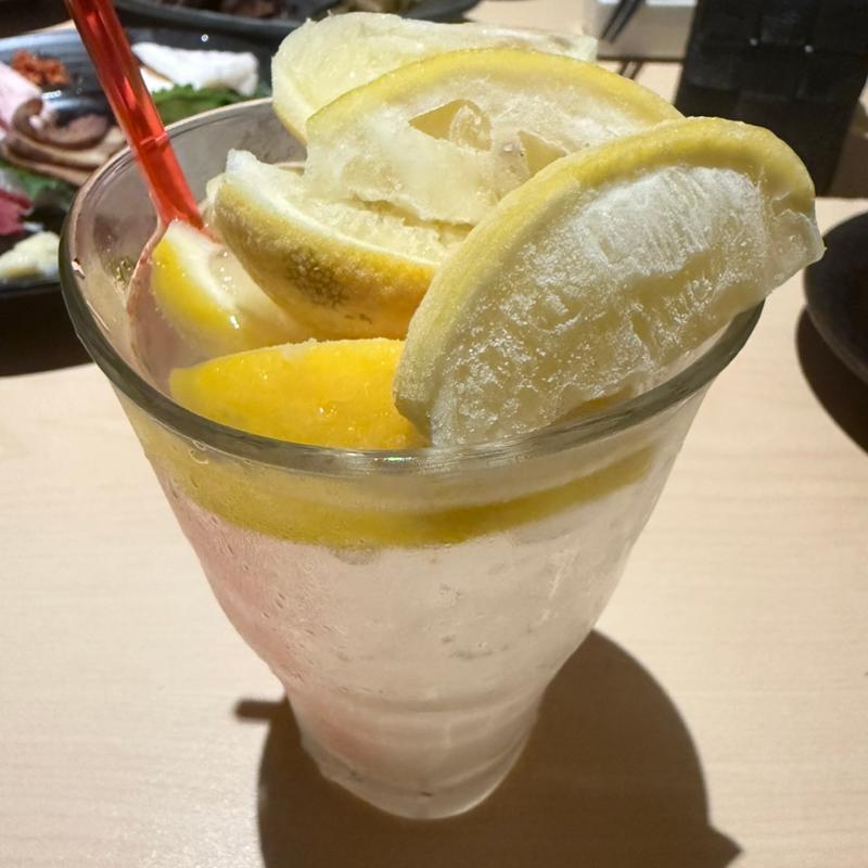 丸ごとレモンサワー(牛タン・馬肉酒場 うま囲 高崎駅前店)