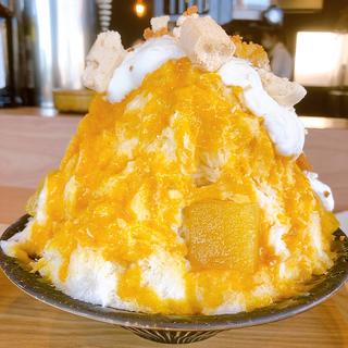 パイナップルとマンゴーのパヴロヴァ仕立て