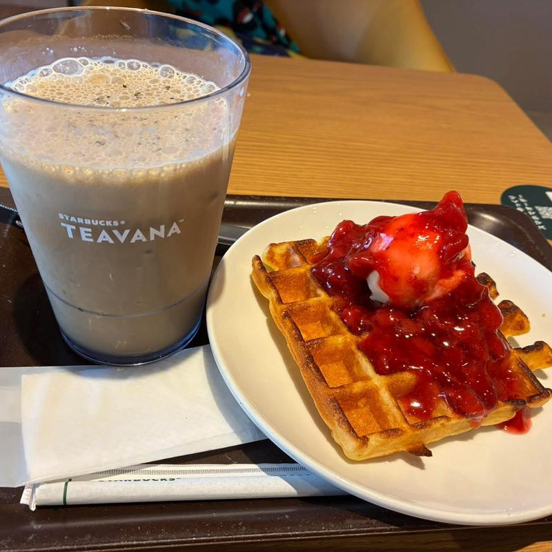 和三盆ほうじ茶ラテ ワッフル ストロベリー&アイス(スターバックス ティバーナストア 銀座マロニエ通り)