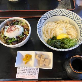 牛すじ玉丼定食(自家製おうどん 三拍子)
