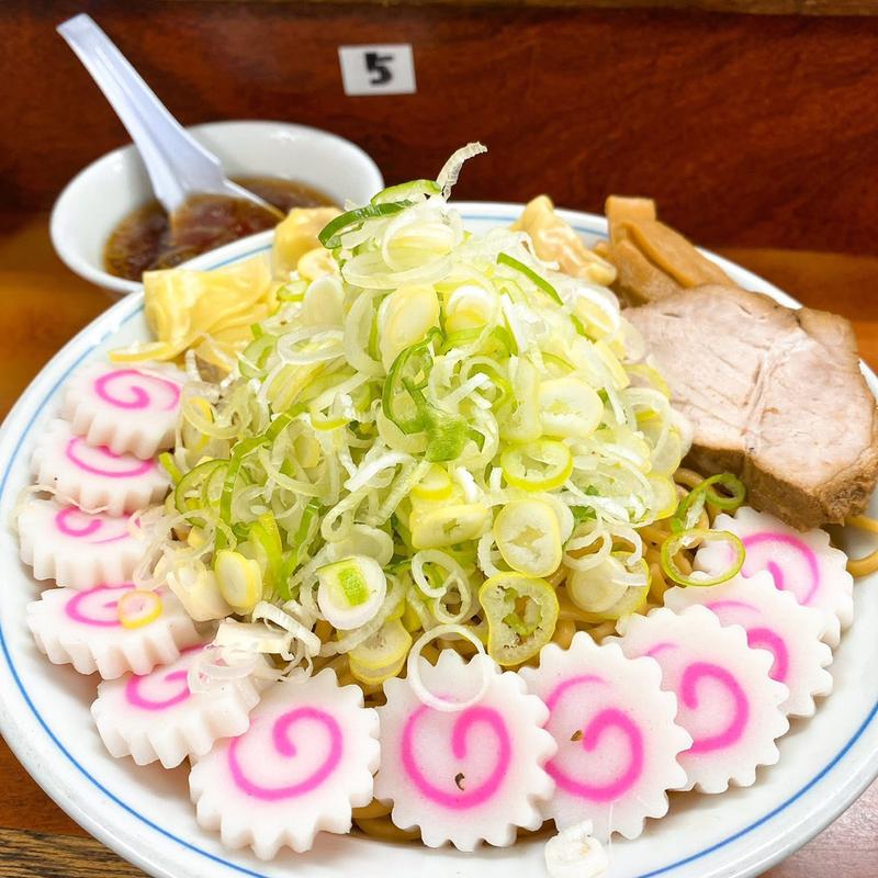 油そば 特大 ネギ なると ワンタン スープ(珍々亭)