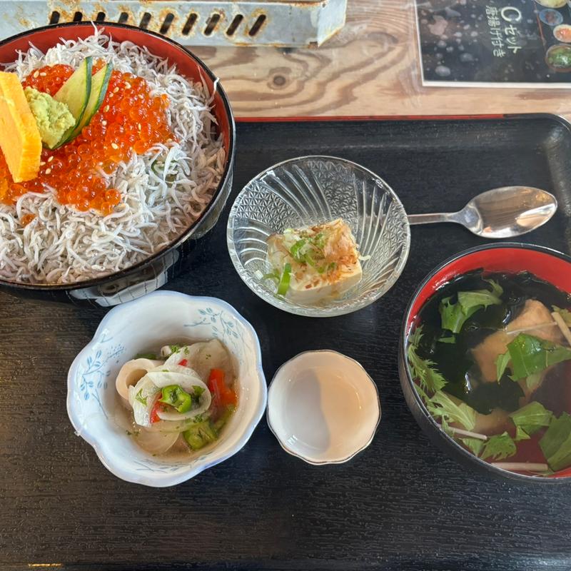 いくらしらす丼(浜焼き 漁師小屋)
