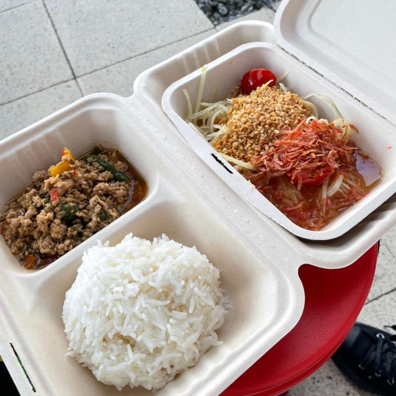 鶏のカオソーイ(タイパビリオンレストラン タイーヤータイ 大阪 関西万博 夢洲店)