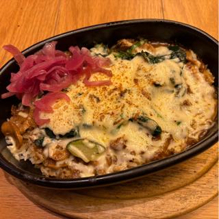 牛肉とマッシュルーム、ほうれん草のチーズ焼きカレー