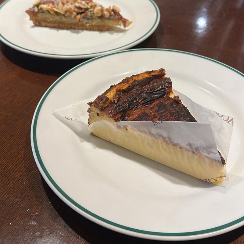 バスクチーズケーキ(AUX BACCHANALES YOKOHAMA (オーバカナル 横浜))