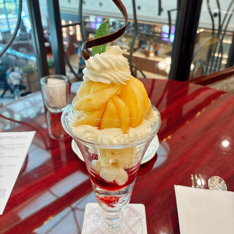 岡山白桃パフェ(ティーラウンジ パルテール)