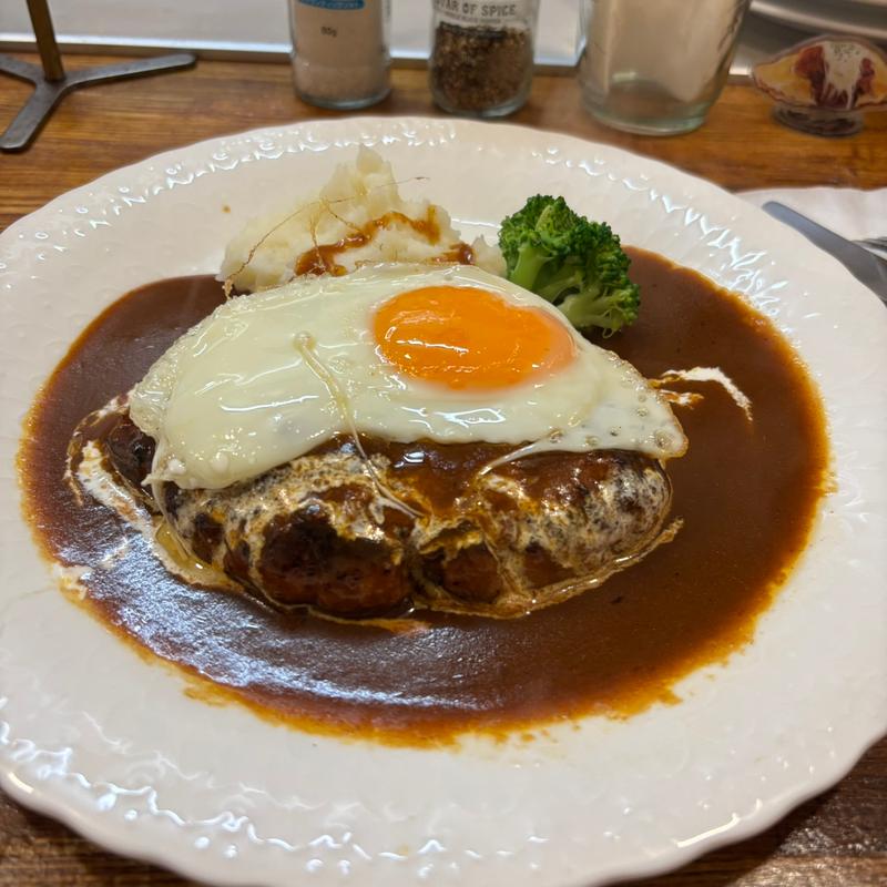 ジャンボハンバーグ(西洋料理杉山亭 （セイヨウリョウリスギヤマテイ）)