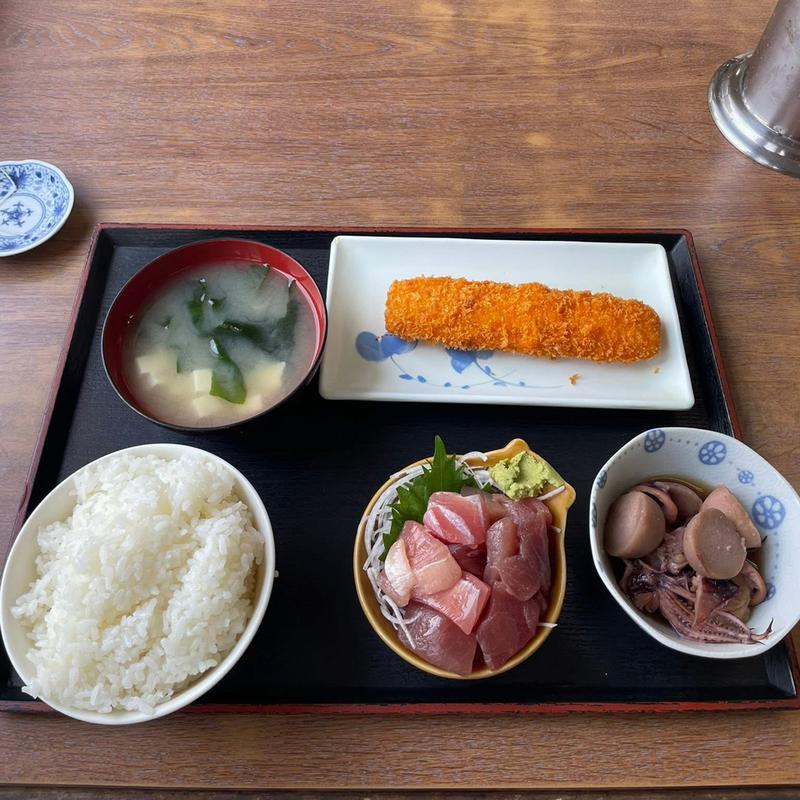 刺身 イカフライ 里芋とイカの煮物 半ライス(味噌汁付き)(市場食堂)