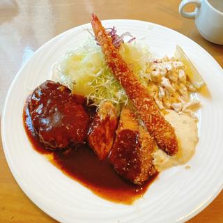 Bランチ(ハンバーグ、海老フライ、ヘレカツ)