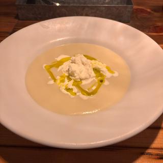 じゃが芋とストラチャテッラチーズの冷製スープ