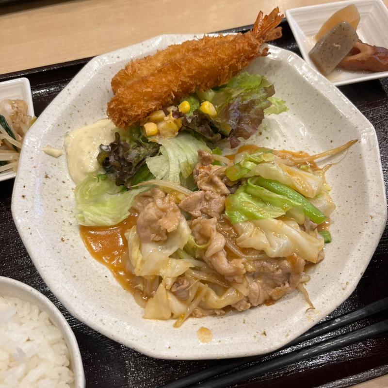 日替わり 豚肉とキャベツの辛味噌炒めとエビフライ(絆 旬の肴と和み酒場)