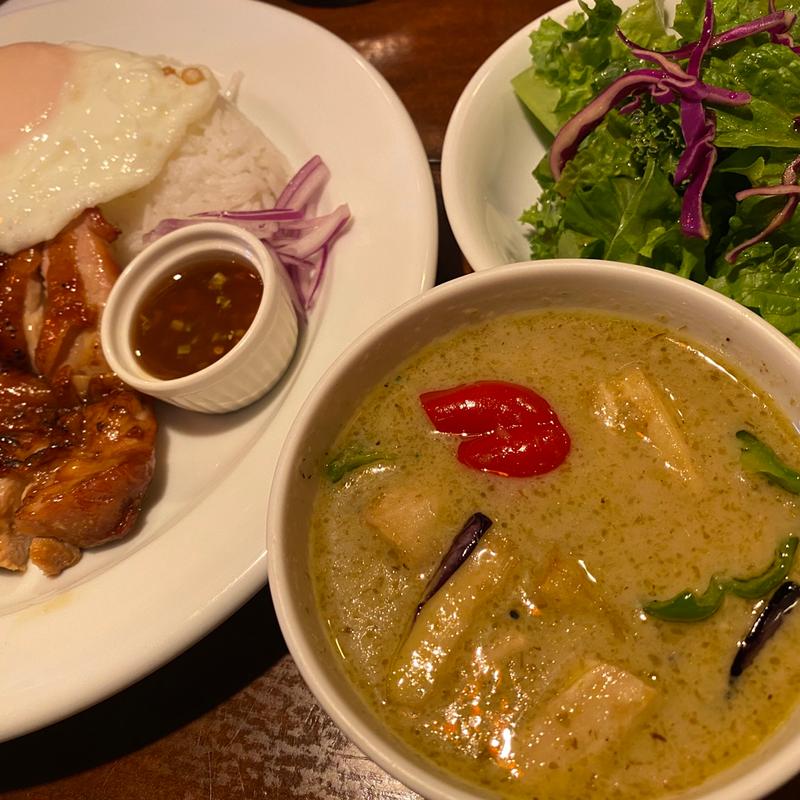 グリーンカレー&ガイヤーン目玉焼き乗せ(タイ料理コンロウ渋谷)