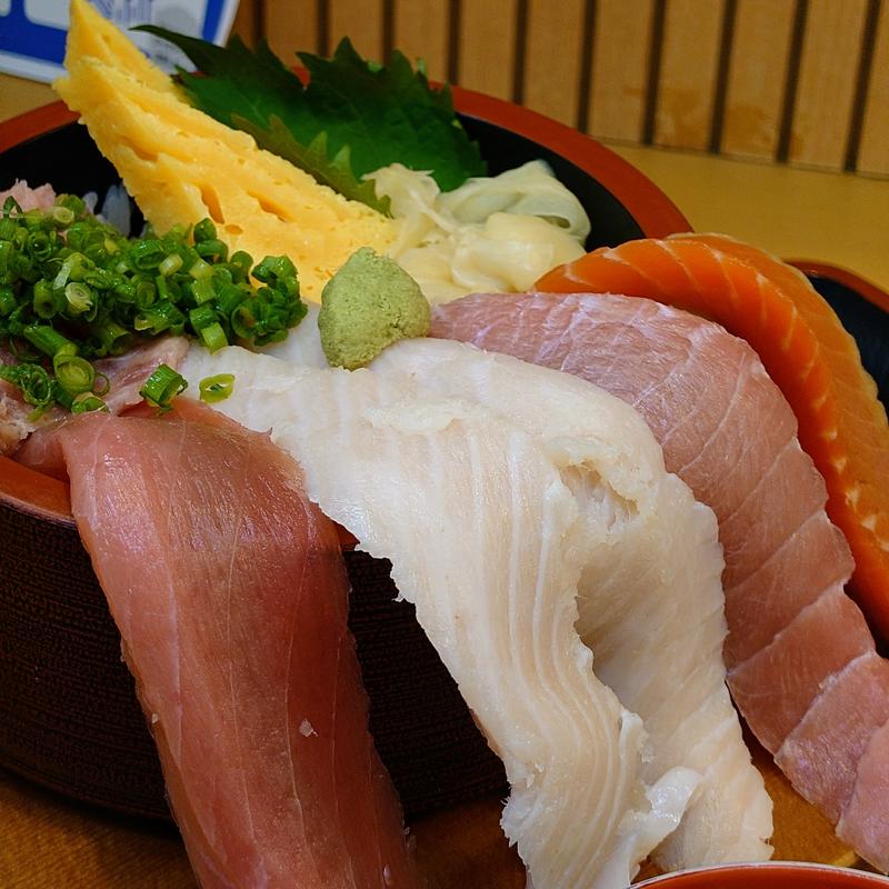 豪快はみだし丼(てっか丼 山もと )