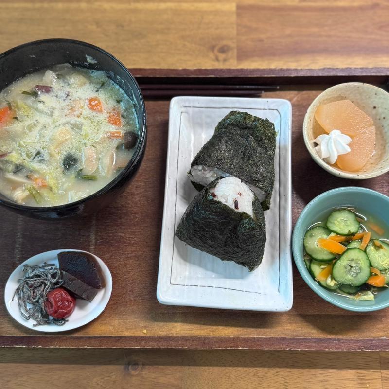 飛鳥汁と古代米のお結び(お食事喫茶 かたらいの杜)